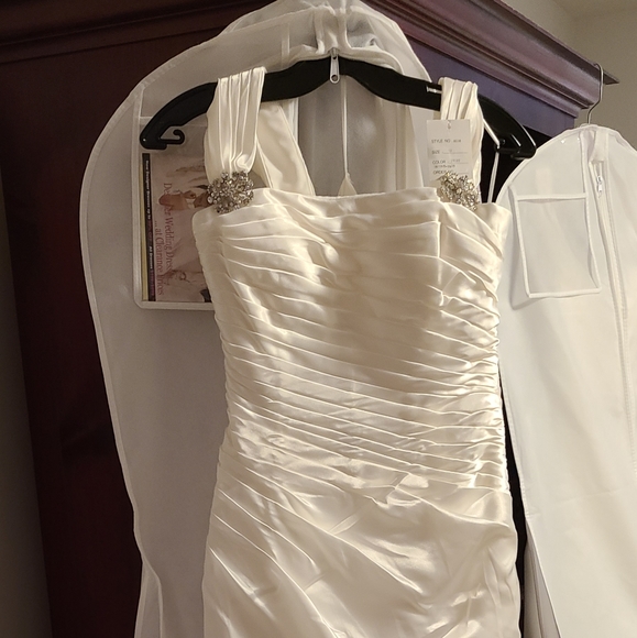 Wedding dress - Picture 1 of 7